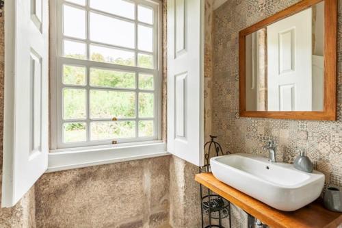 卡拉穆卢Casa do Cabeço的一间带水槽和窗户的浴室