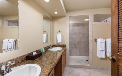 科纳科纳海岸度假酒店的一间带两个盥洗盆和淋浴的浴室