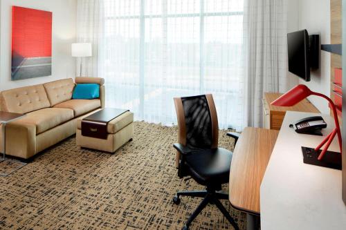 哥伦布TownePlace Suites by Marriott Columbus Easton Area的客厅配有沙发和椅子
