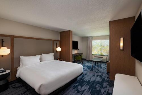 OskaloosaFairfield Inn & Suites by Marriott Oskaloosa的酒店客房设有一张大床和一张书桌。