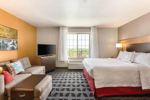 莱克伍德TownePlace Suites by Marriott Denver West Federal Center的酒店客房,配有床和沙发