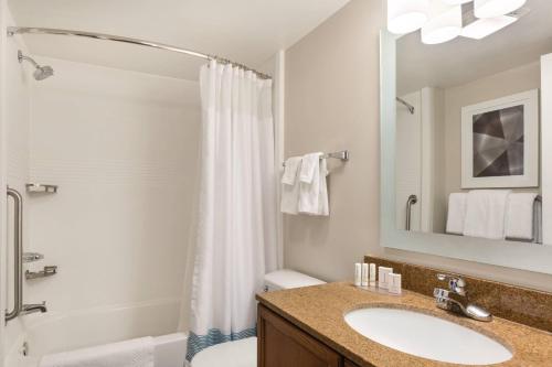 莱克伍德TownePlace Suites by Marriott Denver West Federal Center的一间带水槽、卫生间和淋浴的浴室