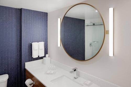 加洛韦Fairfield Inn & Suites Atlantic City Absecon的一间带水槽和镜子的浴室