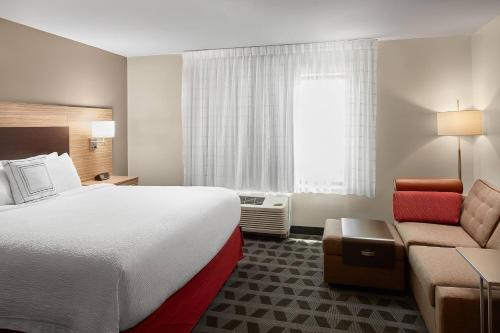 丹维尔TownePlace Suites by Marriott Danville的酒店客房,配有床和沙发