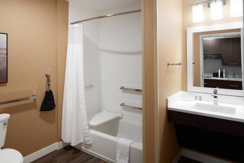 丹维尔TownePlace Suites by Marriott Danville的带淋浴、盥洗盆和卫生间的浴室