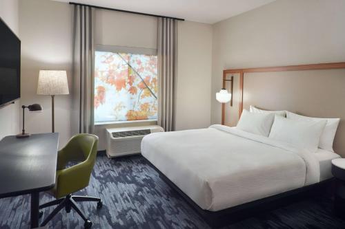 阿森斯Fairfield Inn & Suites by Marriott Athens-University Area的配有一张床、一张书桌和一扇窗户的酒店客房