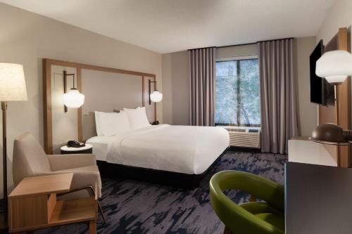 查尔斯顿Fairfield Inn & Suites by Marriott Charleston的酒店客房设有床和窗户。