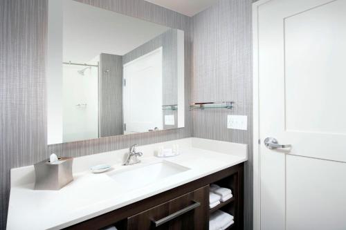 奥因斯米尔斯Residence Inn by Marriott Baltimore Owings Mills的浴室设有白色水槽和镜子