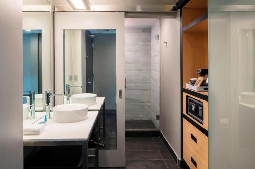 迈阿密克罗尔盖博思雅乐轩酒店的浴室设有2个水槽和2面镜子