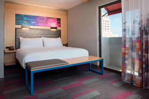 迈阿密克罗尔盖博思雅乐轩酒店的一间卧室配有一张床、一张书桌和一个窗户。