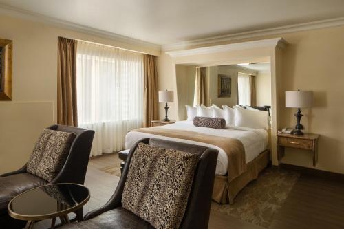 斯波坎达文波特大楼签名收藏酒店的酒店客房带一张大床和椅子