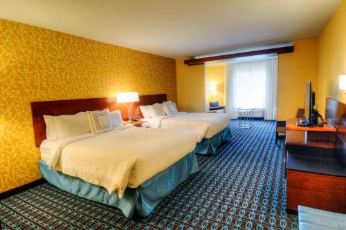 普林斯顿普林斯顿万豪费尔菲尔德套房酒店 的酒店客房设有两张床和电视。