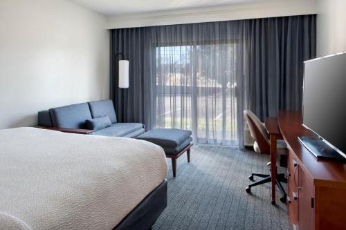 安纳波利斯安纳波利斯万怡酒店的酒店客房配有一张床、一张书桌和一台电视。