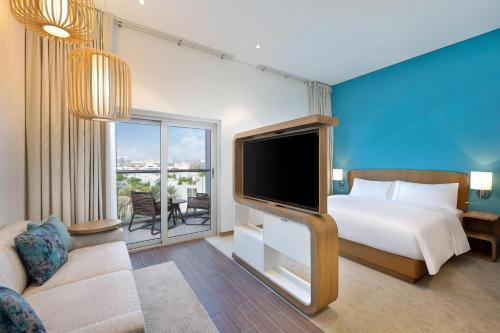 迪拜Element Dubai Airport的一间卧室配有一张床和一台平面电视