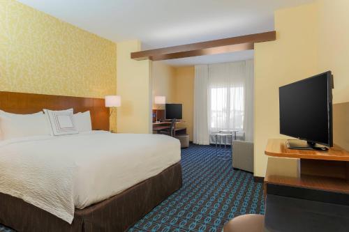 亚历山德里亚Fairfield Inn & Suites by Marriott Alexandria的配有一张床和一台平面电视的酒店客房