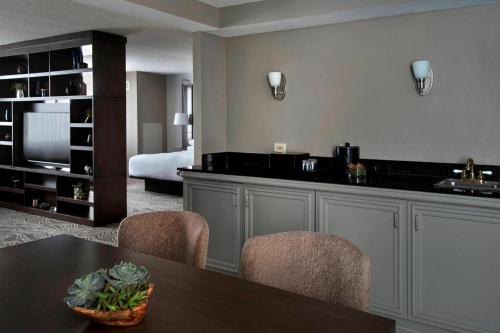 奥尔巴尼Marriott Albany的一间带桌椅的客厅和一间卧室