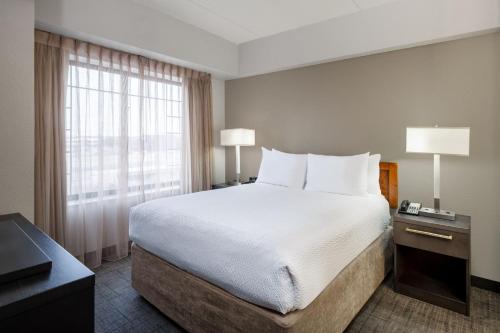 奥克布鲁克芝加哥橡树溪万豪原住酒店的酒店客房设有床和窗户。