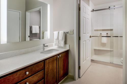 奥克布鲁克芝加哥橡树溪万豪原住酒店的一间带水槽和淋浴的浴室