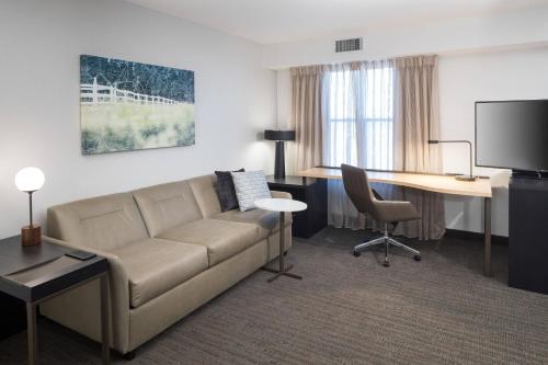 韦斯特福德波士顿威斯特福德公寓酒店的带沙发和书桌的客厅