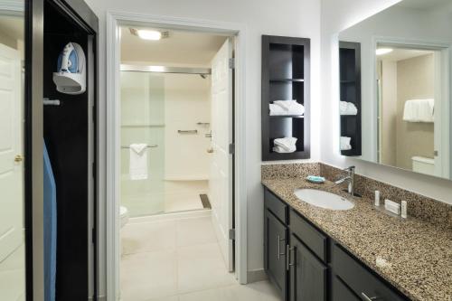 韦斯特福德波士顿威斯特福德公寓酒店的一间带水槽和淋浴的浴室
