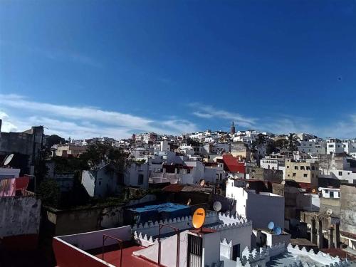 丹吉尔Dar Mora的享有白色建筑的城市美景