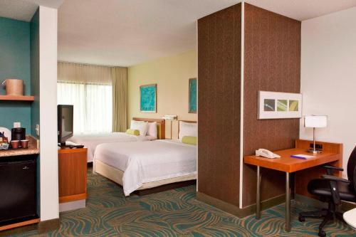皮博迪波士顿皮博迪春山套房酒店的酒店客房配有两张床和一张书桌