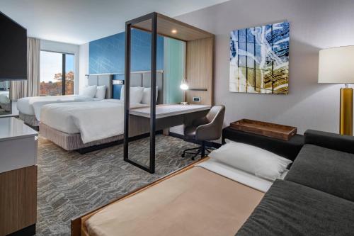 伦瑟姆SpringHill Suites By Marriott Wrentham Plainville的酒店客房配有两张床和一张书桌