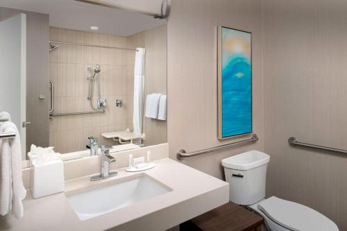 休斯顿休斯顿NW/290走廊万怡酒店的一间带水槽和卫生间的浴室