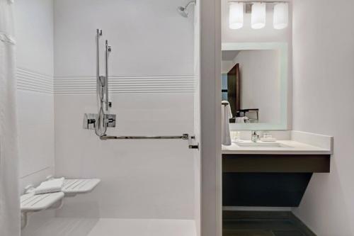 都柏林TownePlace Suites by Marriott Columbus Dublin的一间带水槽和镜子的浴室