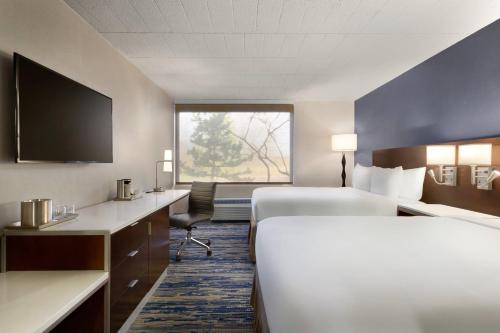 罗缪勒斯底特律大都会机场三角洲酒店的酒店客房配有两张床和一张书桌
