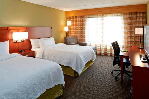 伊萨卡伊萨卡机场/大学万怡万豪酒店的酒店客房配有两张床和一张书桌