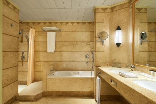 赫尔格达索马湾喜来登度假酒店的带浴缸和盥洗盆的浴室