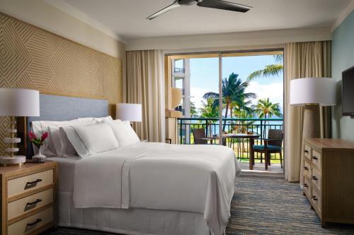 拉海纳The Westin Ka'anapali Ocean Resort Villas North的酒店客房设有一张床和一个阳台。