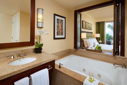 拉海纳The Westin Ka'anapali Ocean Resort Villas North的带浴缸、水槽和床的浴室