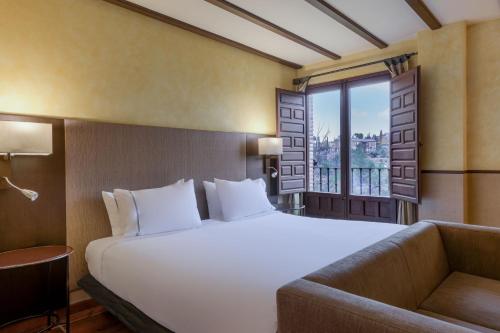 托莱多西尤达德托莱多AC万豪生活酒店的卧室设有一张白色大床和一扇窗户。