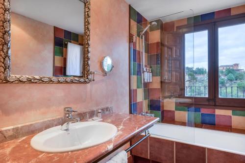 托莱多西尤达德托莱多AC万豪生活酒店的一间带水槽、镜子和淋浴的浴室