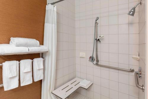 阿比林万豪阿比林费尔菲尔德客栈的浴室设有白色瓷砖淋浴。
