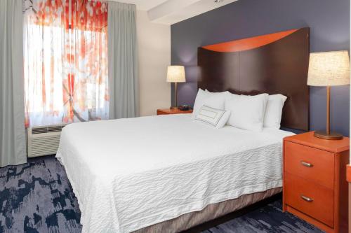 夏洛特Fairfield Inn & Suites by Marriott Matthews Charlotte的一间卧室设有一张大床和一个窗户。
