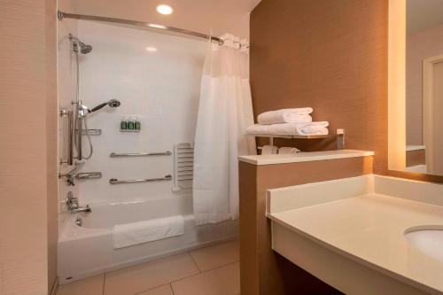 MiddletownFairfield Inn & Suites by Marriott Harrisburg International Airport的带淋浴和盥洗盆的浴室