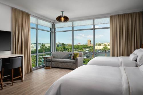 安纳海姆Element Anaheim Resort Convention Center的酒店客房设有两张床和电视。