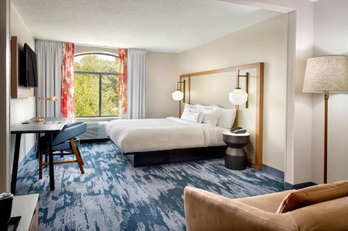 阿什维尔Fairfield by Marriott Inn & Suites Asheville Outlets的配有一张床和一张书桌的酒店客房