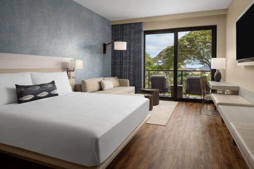 维雷亚AC Hotel by Marriott Maui Wailea的一间带白色大床的卧室和一间客厅