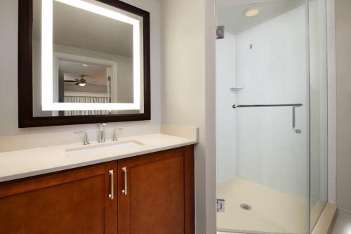 劳德代尔堡Marriott's BeachPlace Towers的一间带水槽、镜子和淋浴的浴室