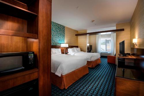 本顿小石城顿万豪费尔菲尔德套房酒店的酒店客房设有两张床和一台平面电视。