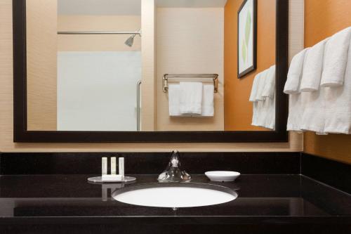 Weirton威尔顿万豪费尔菲尔德客栈&套房酒店的一间带水槽和镜子的浴室