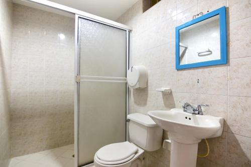 辛塞莱霍Hotel Comercial的带淋浴、卫生间和盥洗盆的浴室