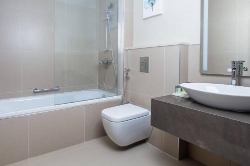 阿尔及尔Residence Inn by Marriott Algiers Bab Ezzouar的浴室配有卫生间、盥洗盆和浴缸。