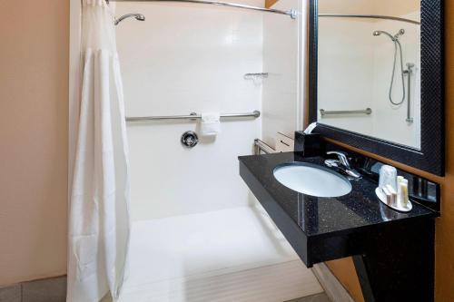 克利尔沃特Fairfield Inn and Suites St Petersburg Clearwater的一间带水槽和淋浴的浴室