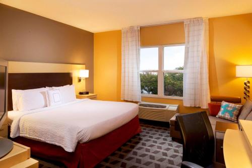 杰克逊维尔杰克逊维尔万豪广场套房酒店 的酒店客房设有床和窗户。