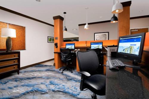 迈阿密万豪费尔菲尔德客栈及套房迈阿密机场南部酒店的一个办公室,有2个电脑桌和2个显示器